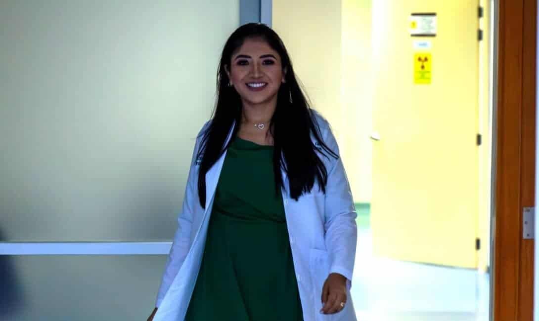 Doctora especialista en radioterapia caminando en centro médico de Ciudad de México, enfocada en tratamientos con radiocirugía para cáncer