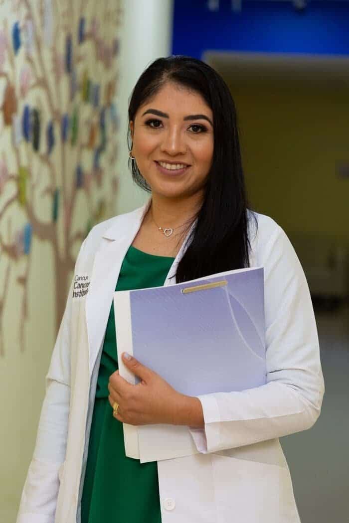 Médica radióloga en consultorio, especialista en radioterapia en CDMX, brindando atención personalizada a pacientes oncológicos.