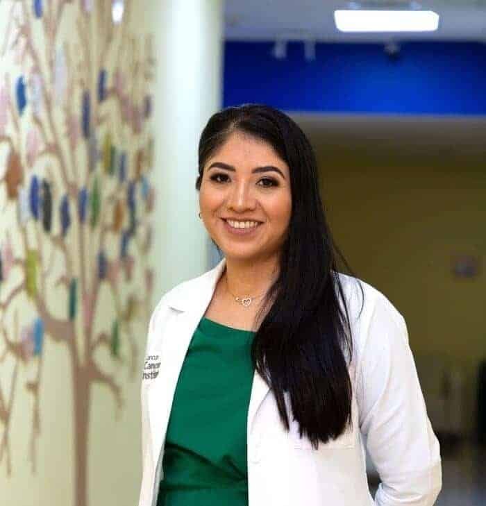 Doctora especialista en radioterapia en Ciudad de México, brindando atención cálida y profesional a pacientes con cáncer.