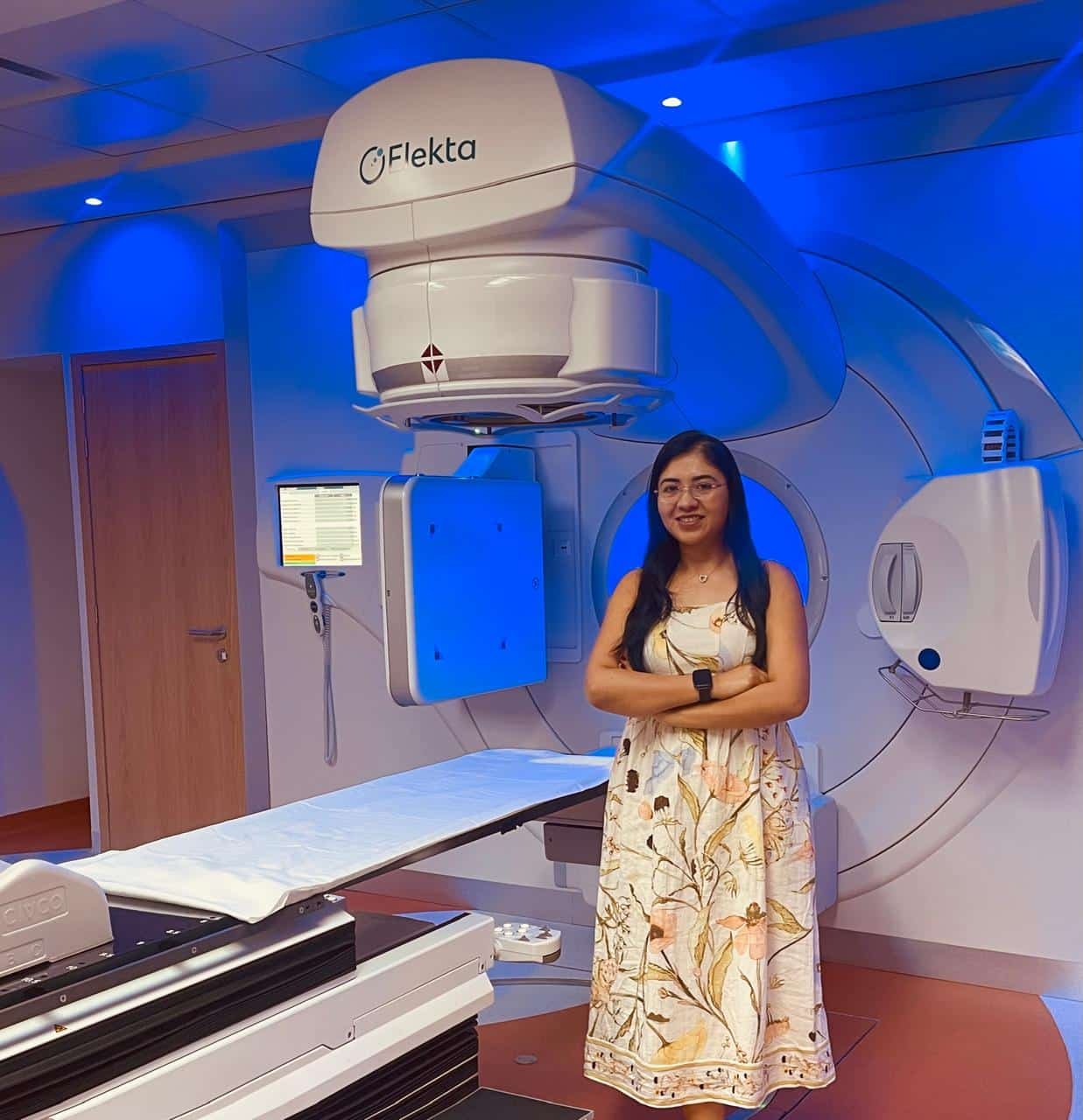 Radioterapeuta especialista en radioterapia y radiocirugía en CDMX junto a equipo médico de alta precisión